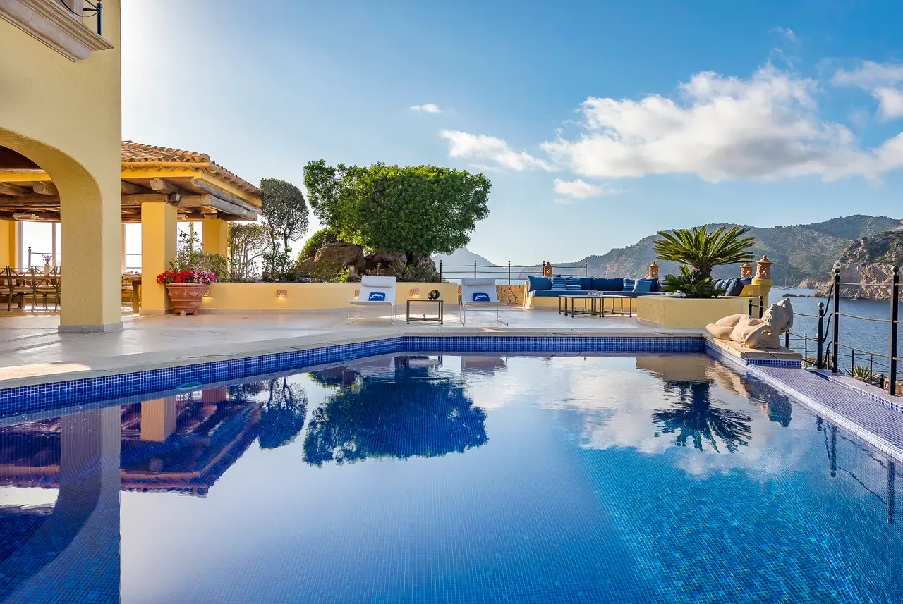 The Yellow Castle: Iconic Luxury Villa, Puerto de Andratx – view 5