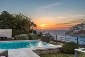 Sonnenuntergang mit Blick ueber den Pool