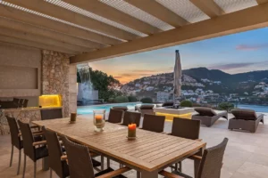 Ueberdachte Terrasse am Abend mit Esstisch