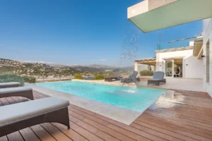 Moderne Designer Villa mit Pool und Wasserfall sowie Sonnenliegen
