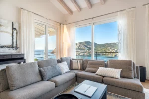 Sofaecke im Wohnzimmer mit Meerblick