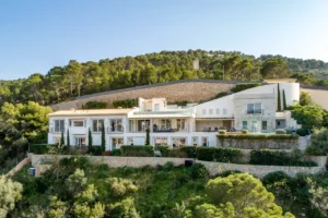 Villa Marivent Ausblick auf das ganze Gebäude umgeben von viel Grün