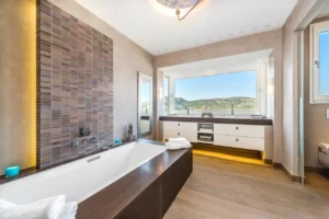 Grossen Badezimmer mit Badewanne, Doppelwaschbecken und Meerblick