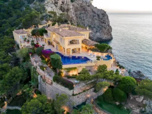 Ausblick auf imposante Luxusvilla, auf einer privaten Halbinsel vor dem Eingang vor Puerto de Andratx.