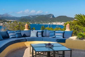 Loungeecke mit Blick auf das Meer und Hafen.