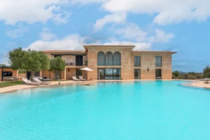 Rückansicht der Villa mit Blick über den Pool