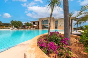 Seitlicher Blick auf die Rückseite über den Pool