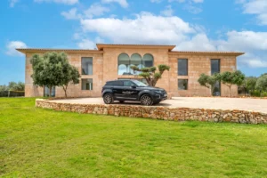 Auto das ein der Einfahrt vor der Villa steht.