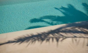 Bild vom Schatten einer Palme auf den Pool