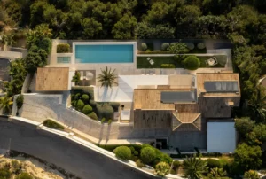 Drohnenperspektive mit Blick von oben auf die Villa