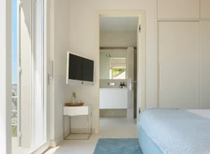 Schlafzimmer mit Fernseher und Bad en suite