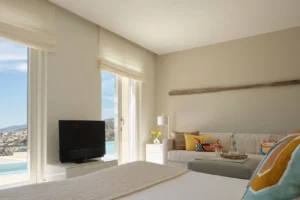 Badezimmer mit Sofa, Fernseher und Meerblick
