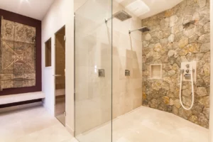 Privates Spa mit Sauna und grossen Duschbereich